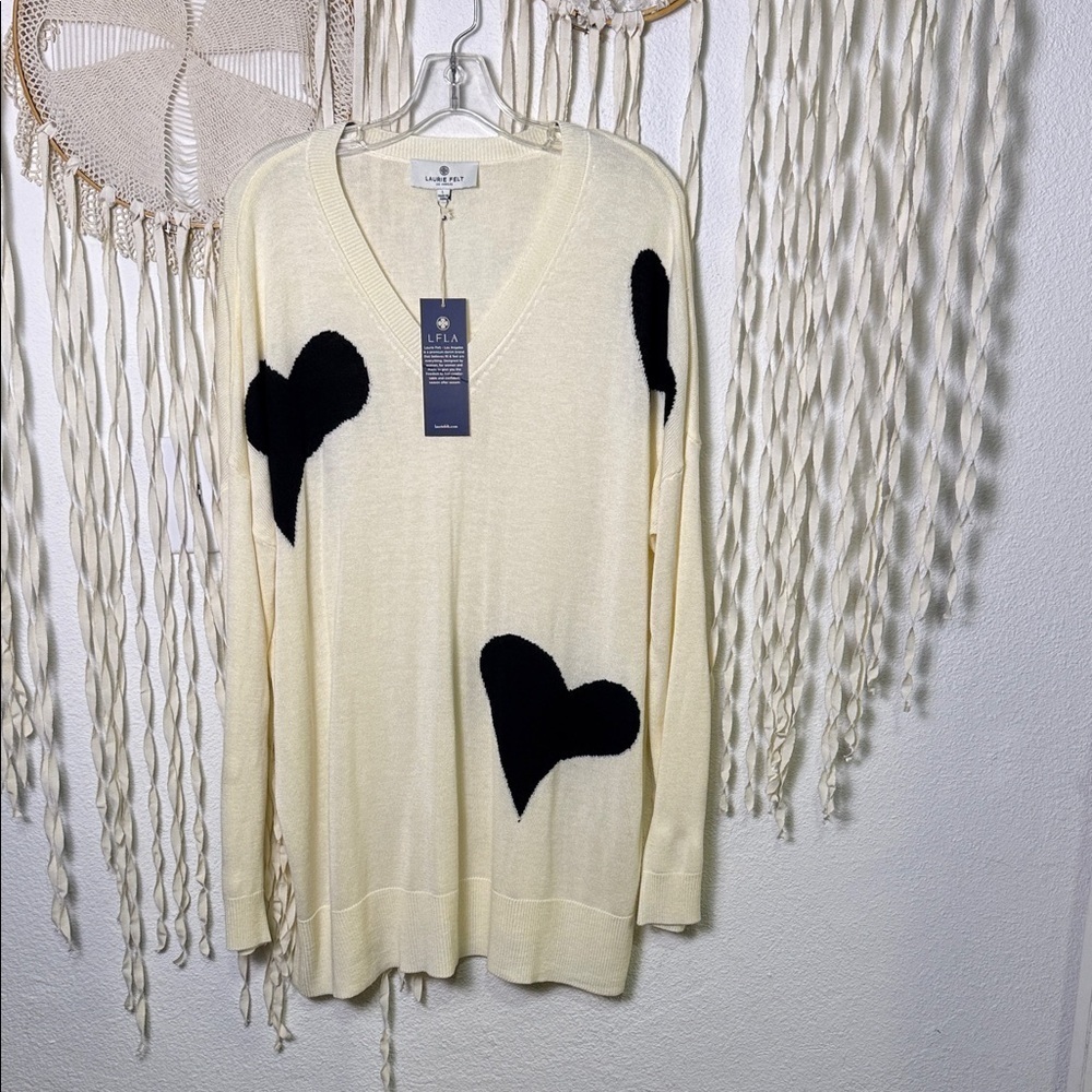 Laurie Felt NWT Cream V-Neck Sweater With Black Heart Detail NWT Large